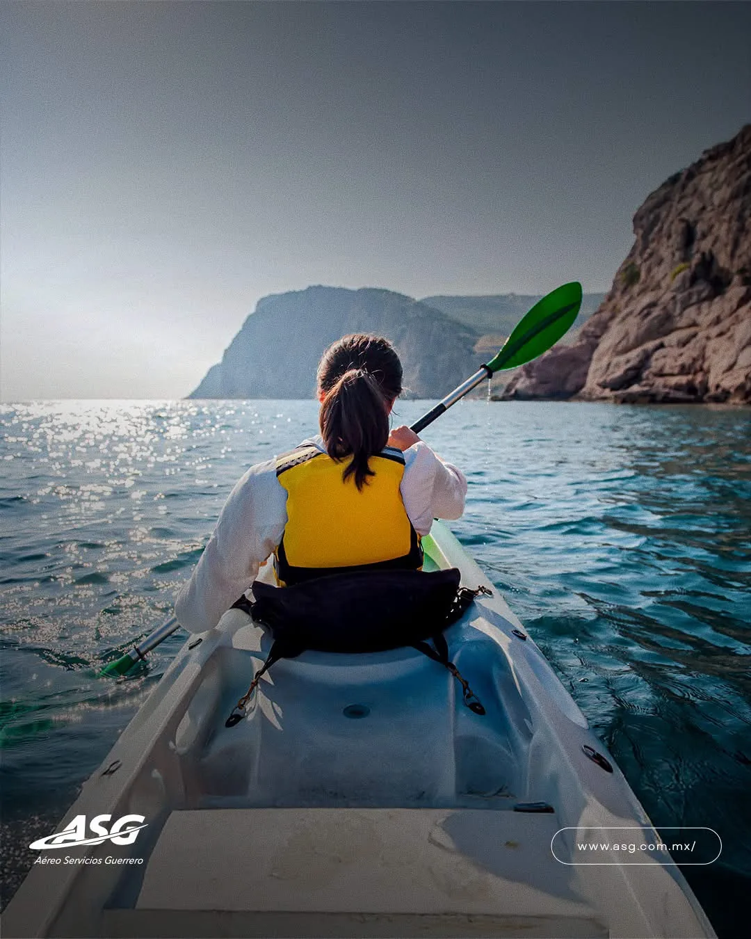 Persona en kayak en el mar