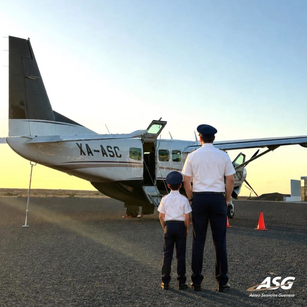Avión ASG listo para abordar al atardecer