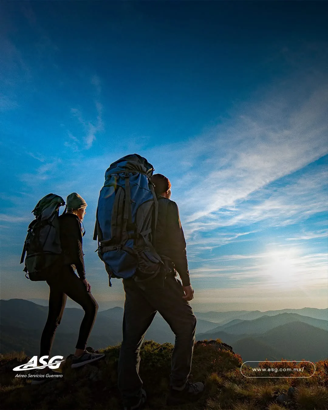 Viajeros con mochilas en montaña
