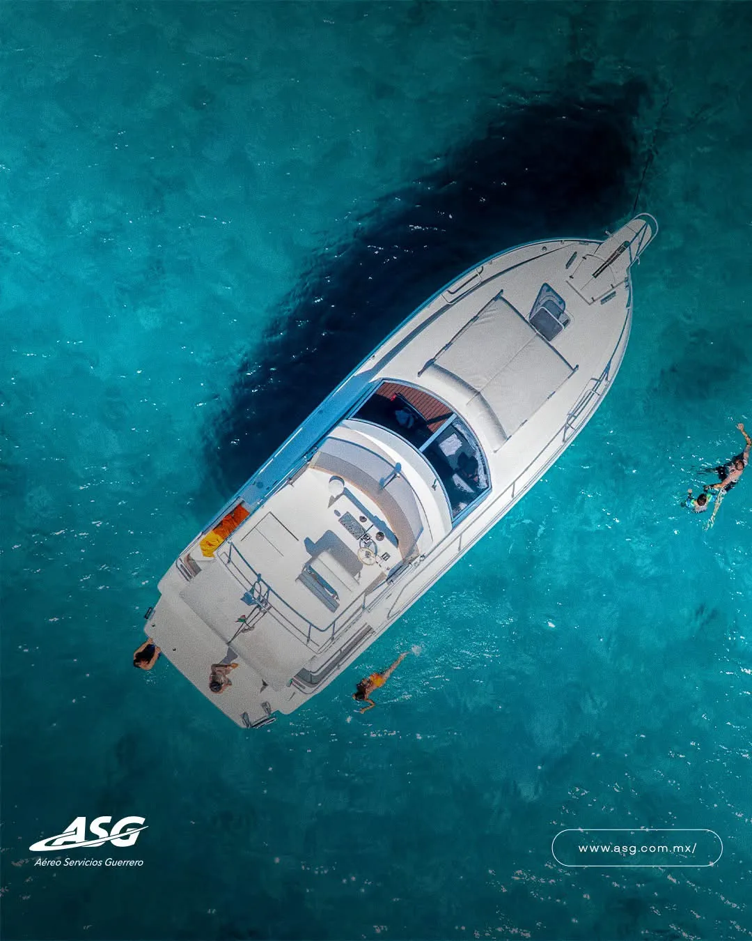 Yate en agua turquesa